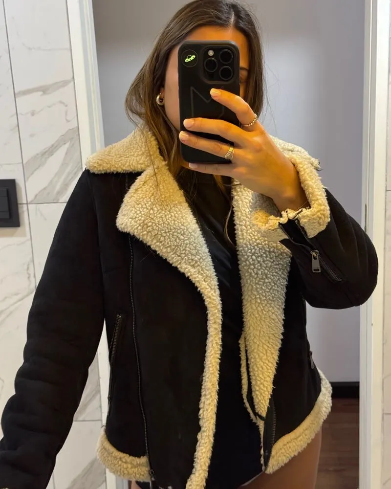 Campera negra con forro de corderito blanco. Cierre al frente y bolsillos con cierre.