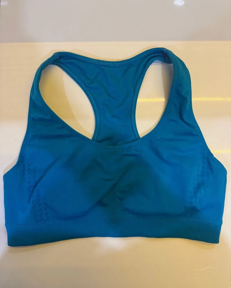 Top deportivo azul vibrante, ideal para entrenamientos. Diseño cómodo y moderno con espalda cruzada para mayor libertad de movimiento. Perfecto para tus rutinas de ejercicio.