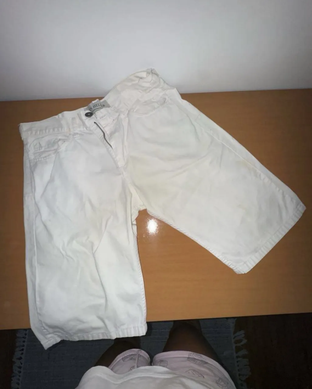 Shorts de jean blancos, tiro alto, estilo cargo. Perfectos para un look casual de verano o para usar en un festival. Son cómodos y versátiles.