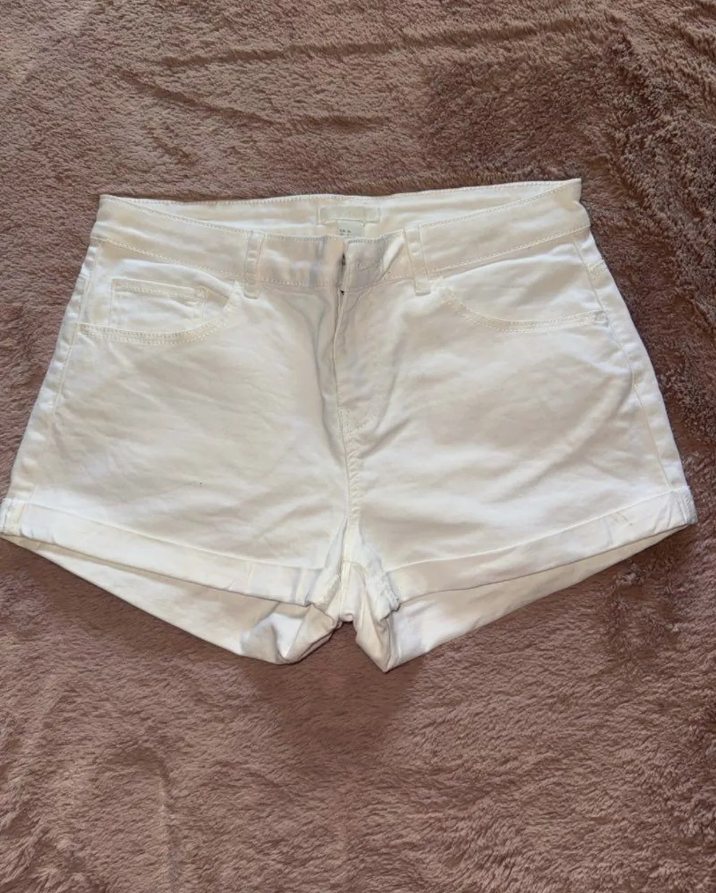 Shorts de jean blancos tiro alto, ideales para el verano. Un básico súper combinable para tu guardarropa.