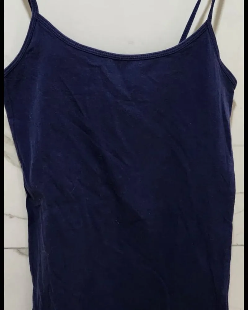 Musculosa azul marino con tiras finas.