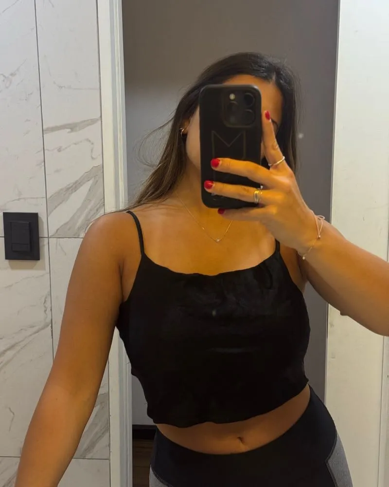 Top negro de breteles finos, con detalle fruncido en el busto. Ideal para un look casual o para usar en la playa.