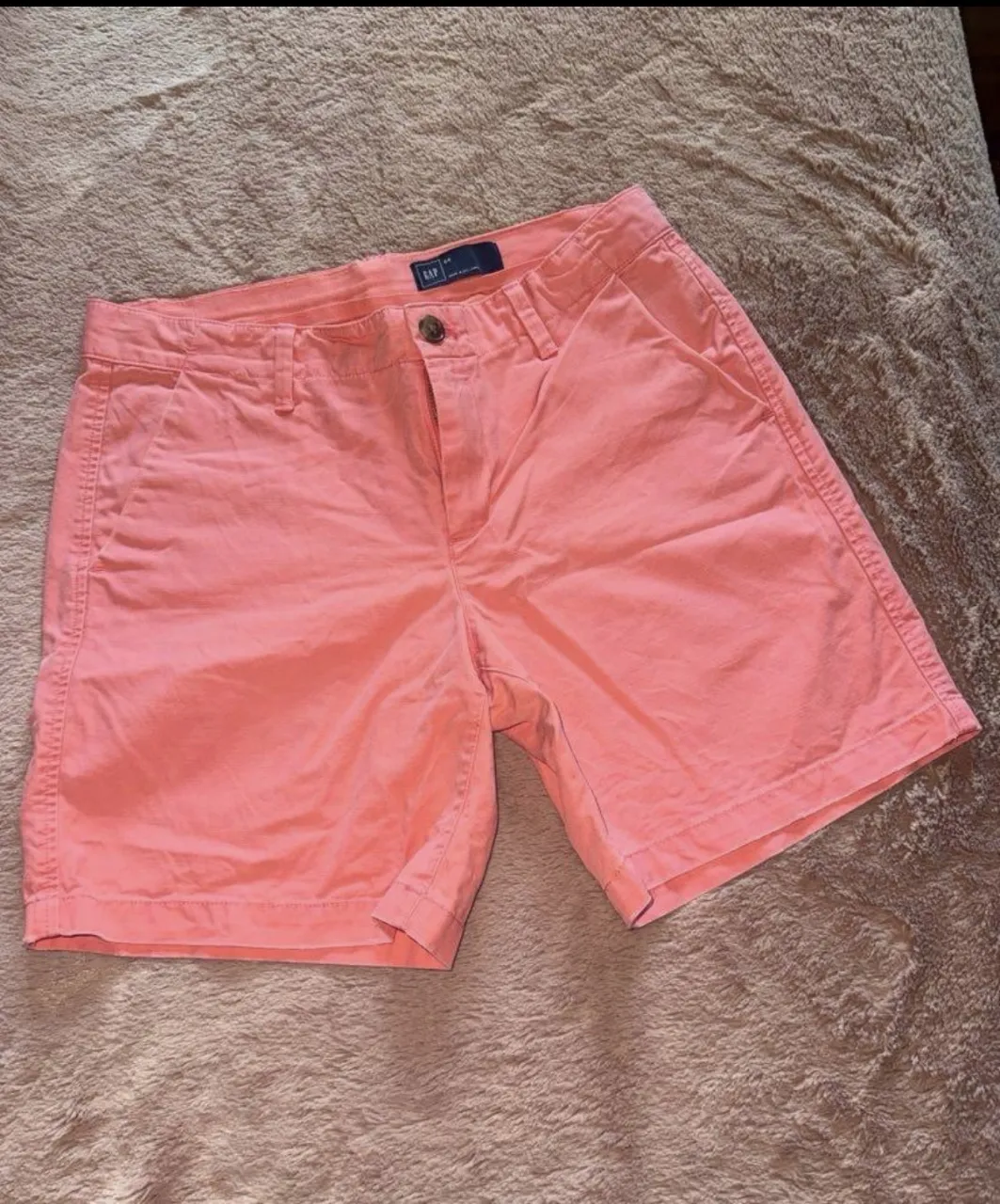 Shorts color coral, tiro medio, con bolsillos al frente y atrás. Perfectos para un look casual y fresco en días de sol.
