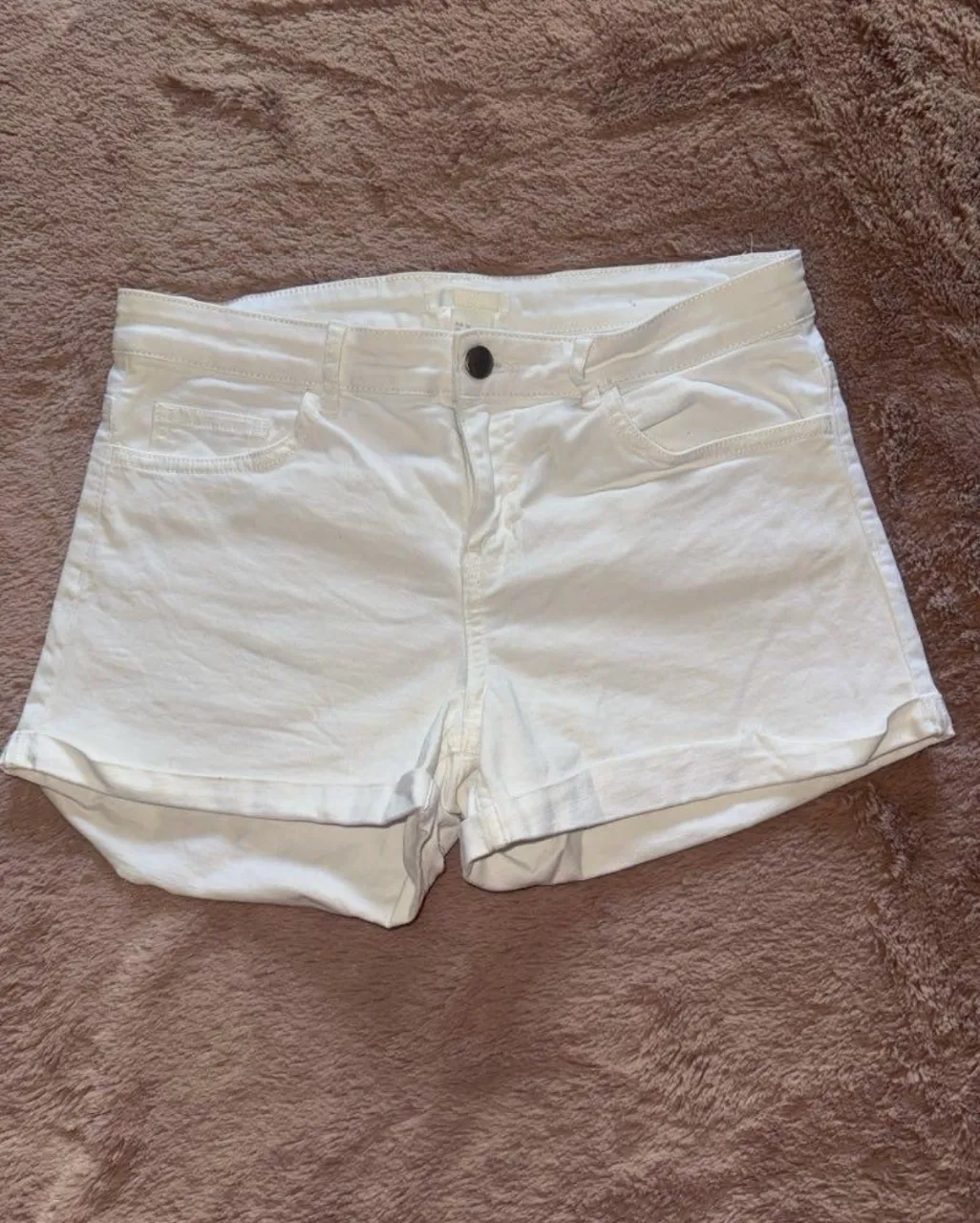 Shorts de jean blancos tiro alto, súper cómodos y versátiles. Ideales para armar looks cancheros y frescos para el día o la noche. Combinan con todo!