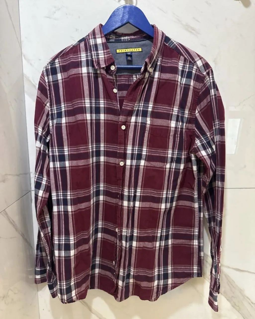 Camisa a cuadros de manga larga, ideal para un look casual y cómodo. Perfecta para el día a día o para una salida informal.