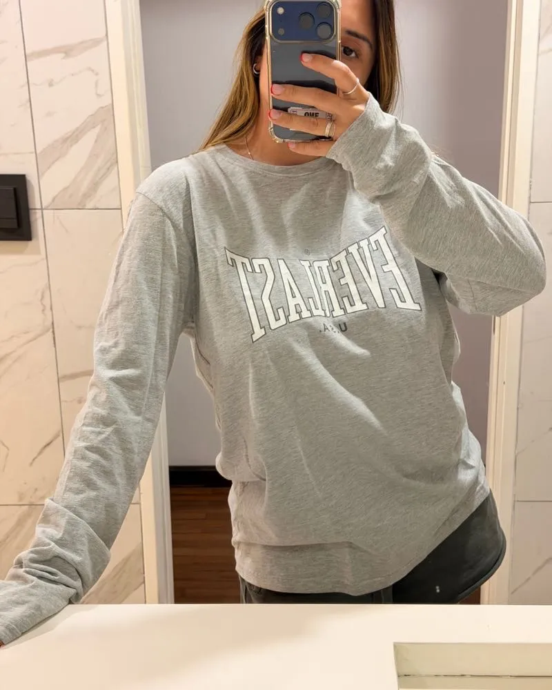 Remera gris de manga larga con estampa de la marca Everlast en el frente. Ideal para un look casual y deportivo.