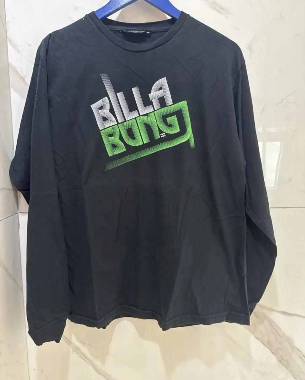 Remera manga larga negra de Billabong con estampa "Billabong" en blanco y verde. Ideal para un look casual y relajado.