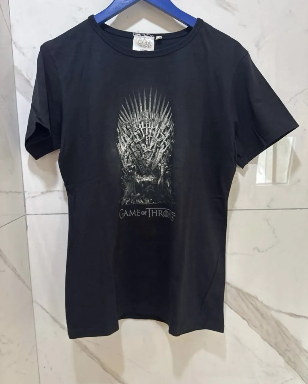 Remera negra de Game of Thrones con estampa del Trono de Hierro. Ideal para fans de la serie.