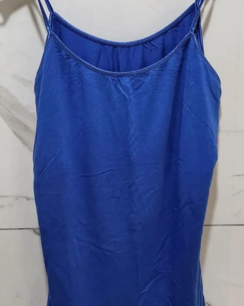 Musculosa azul con detalle de volado blanco en el busto.