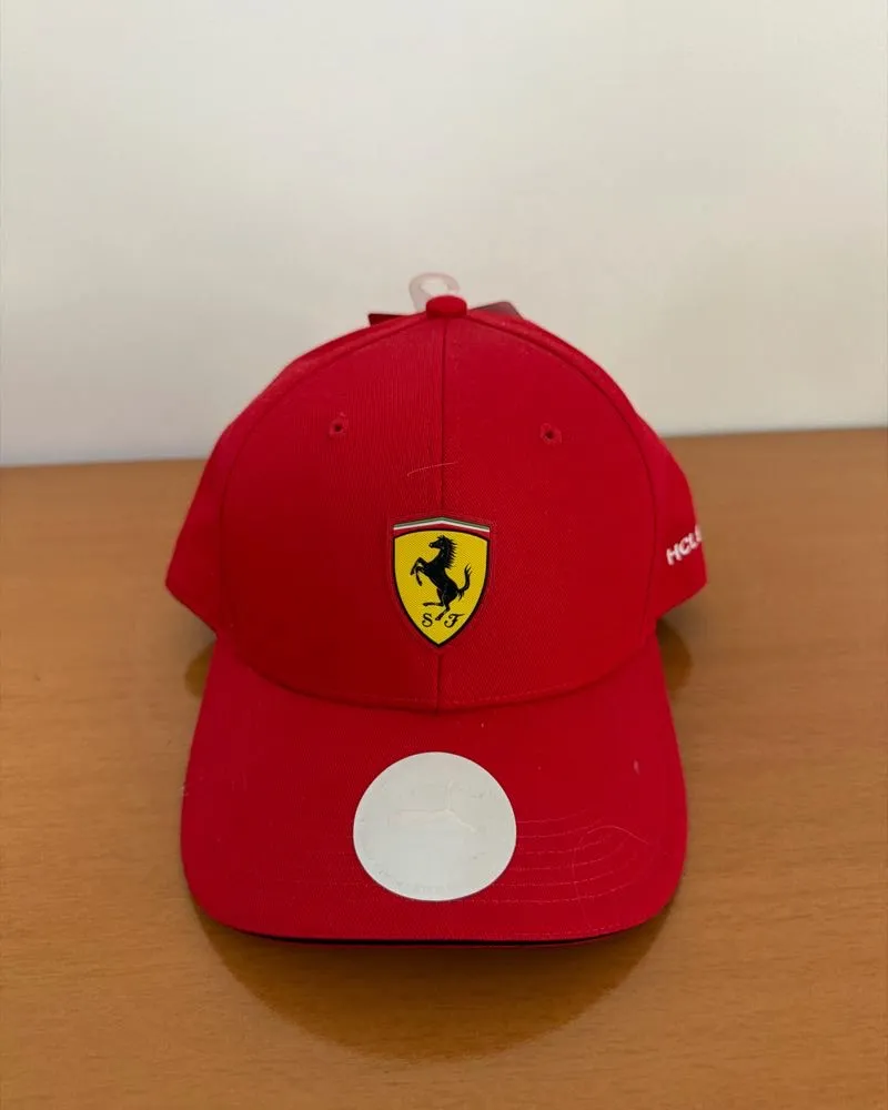 Gorra roja de Ferrari, con el logo clásico de la marca bordado en el frente. Ideal para los fanáticos de la escudería.