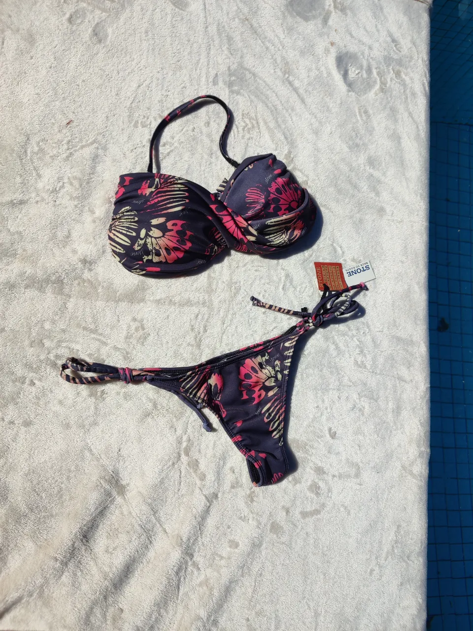 Bikini Stone - imagen 1