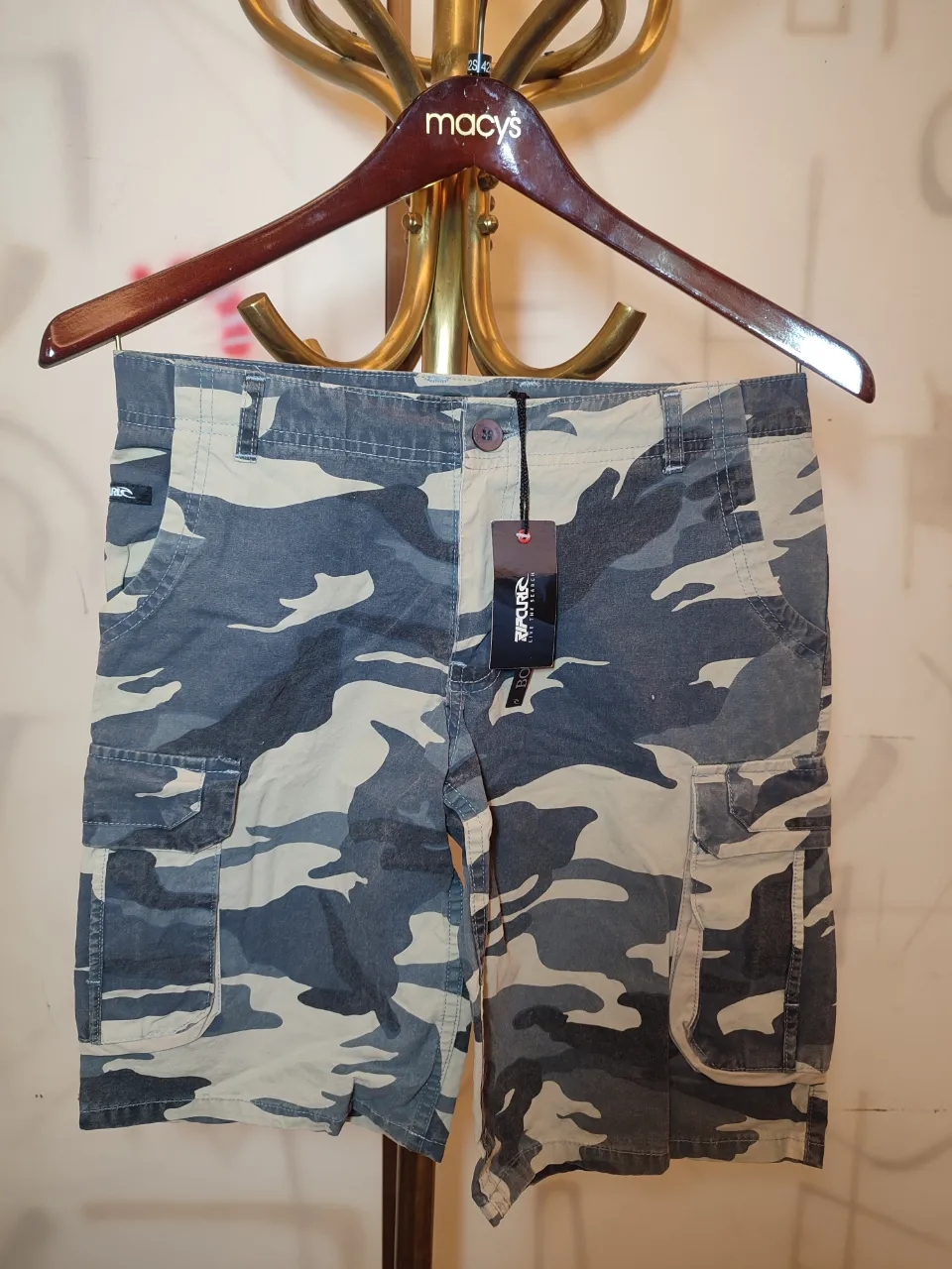 Shorts de gabardina con estampado camuflado en tonos de azul, gris y beige. Poseen múltiples bolsillos cargo.Medidas en plano cintura 39cm, largo50cm.