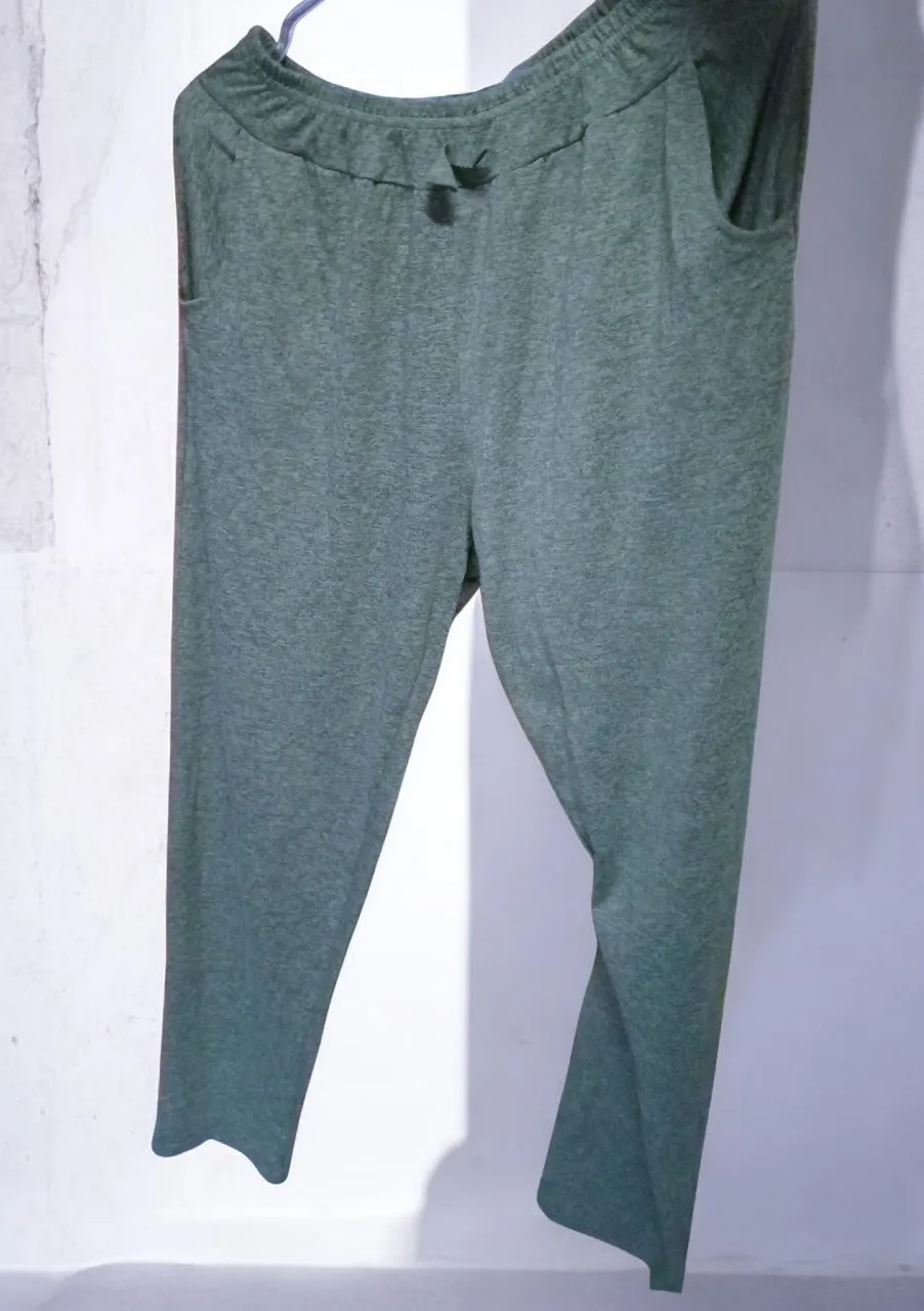 Pantalón de algodón color verde con cintura elastizada y cordón. Posee bolsillos laterales.