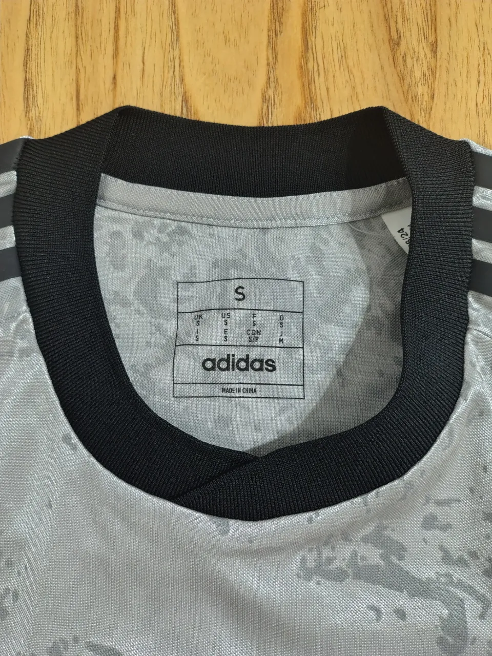 Remera adidas miniatura 4