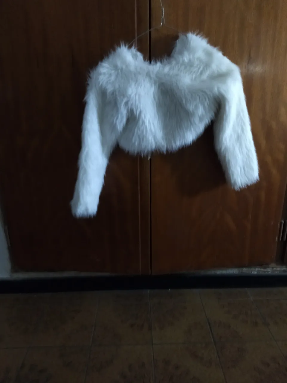 Bolero blanco de pelo sintético.