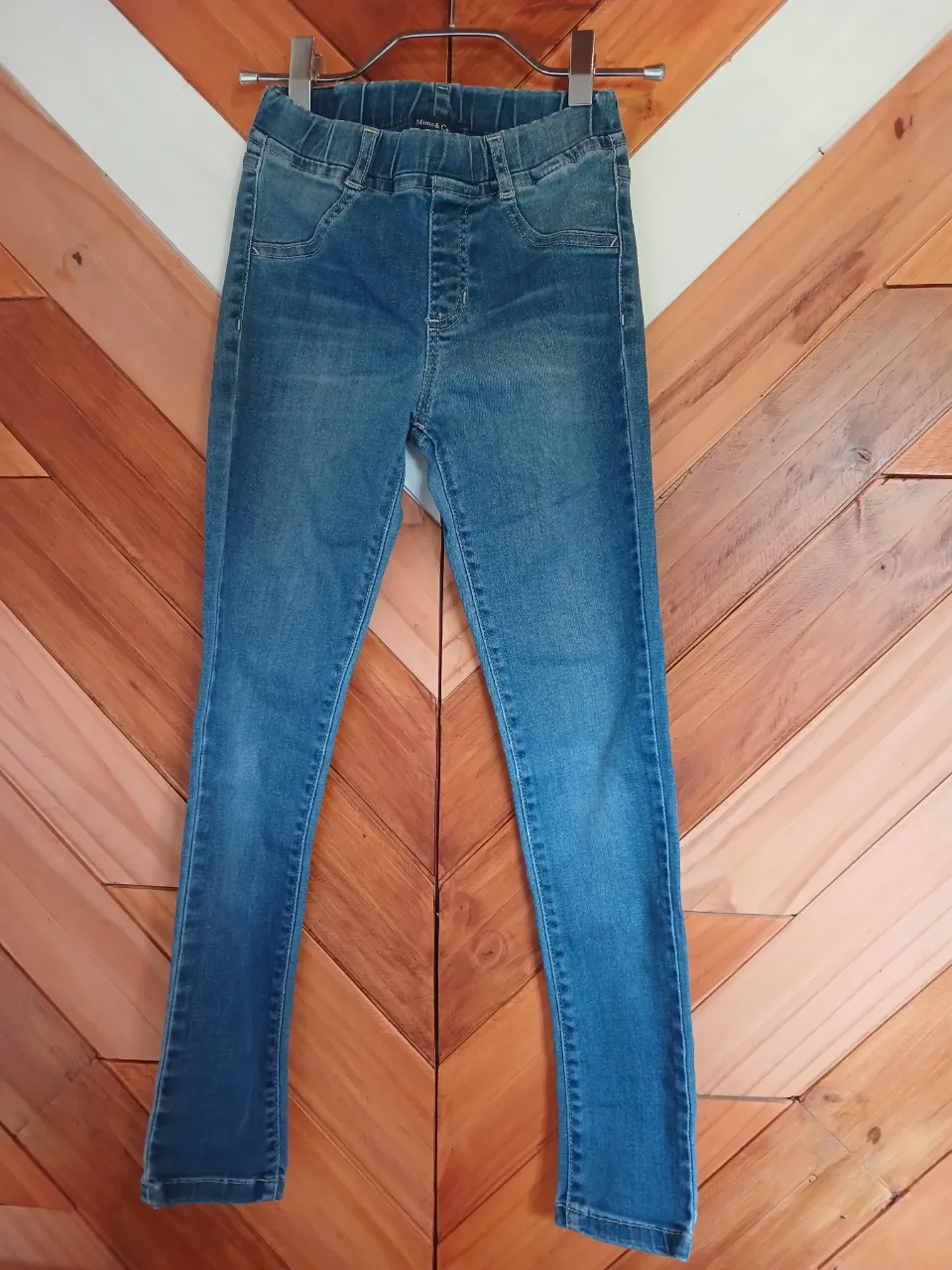 Jeans 90% algodón elastizado para niña. Cintura con elástico. Talle 10 (8 a 10 años)
Medidas corporales: 
A (altura): 140 cm
B (contorno pecho): 69cm
C (contorno cintura): 64 cm