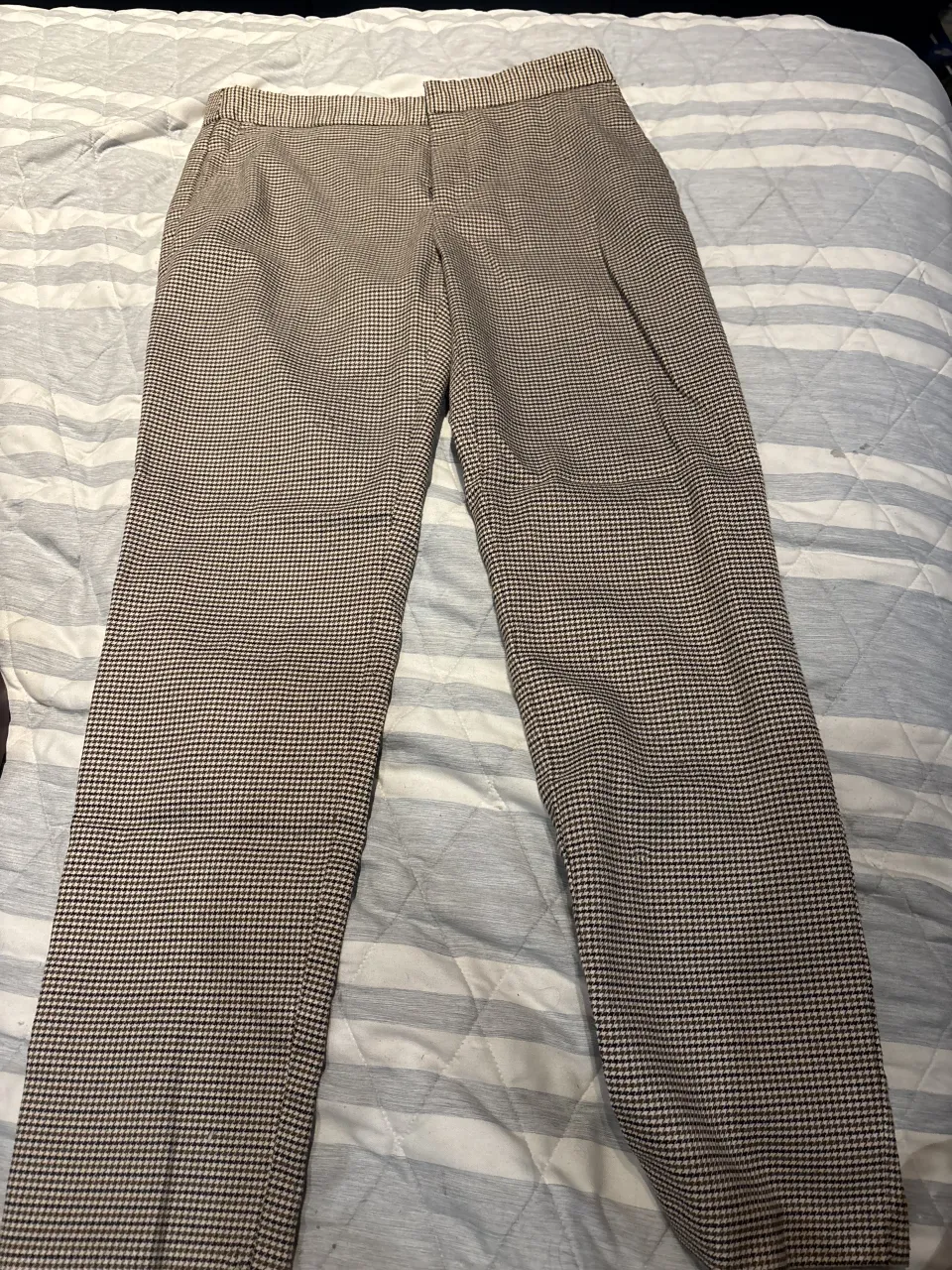 Pantalón de vestir a cuadros de Zara, tiro alto y corte recto. Ideal para un look elegante y sofisticado.