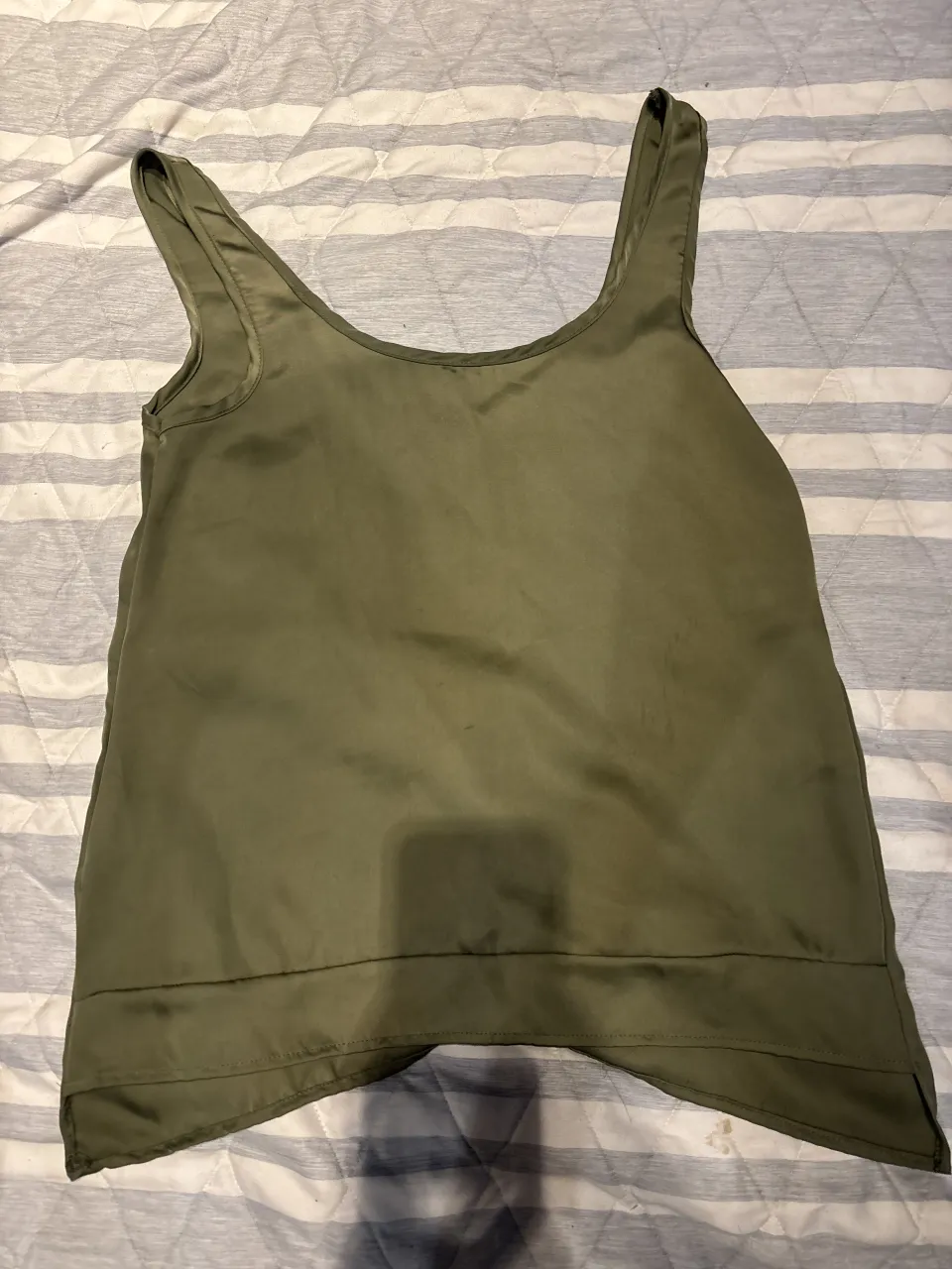 Musculosa verde militar, ideal para un look casual y fresco. Perfecta para combinar con shorts o jeans.