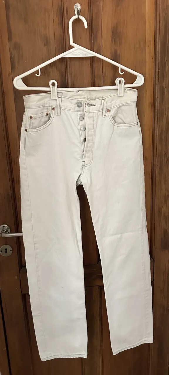 Jeans color blanco de 501 de Levis. Con botones al frente y costuras a contratono. 