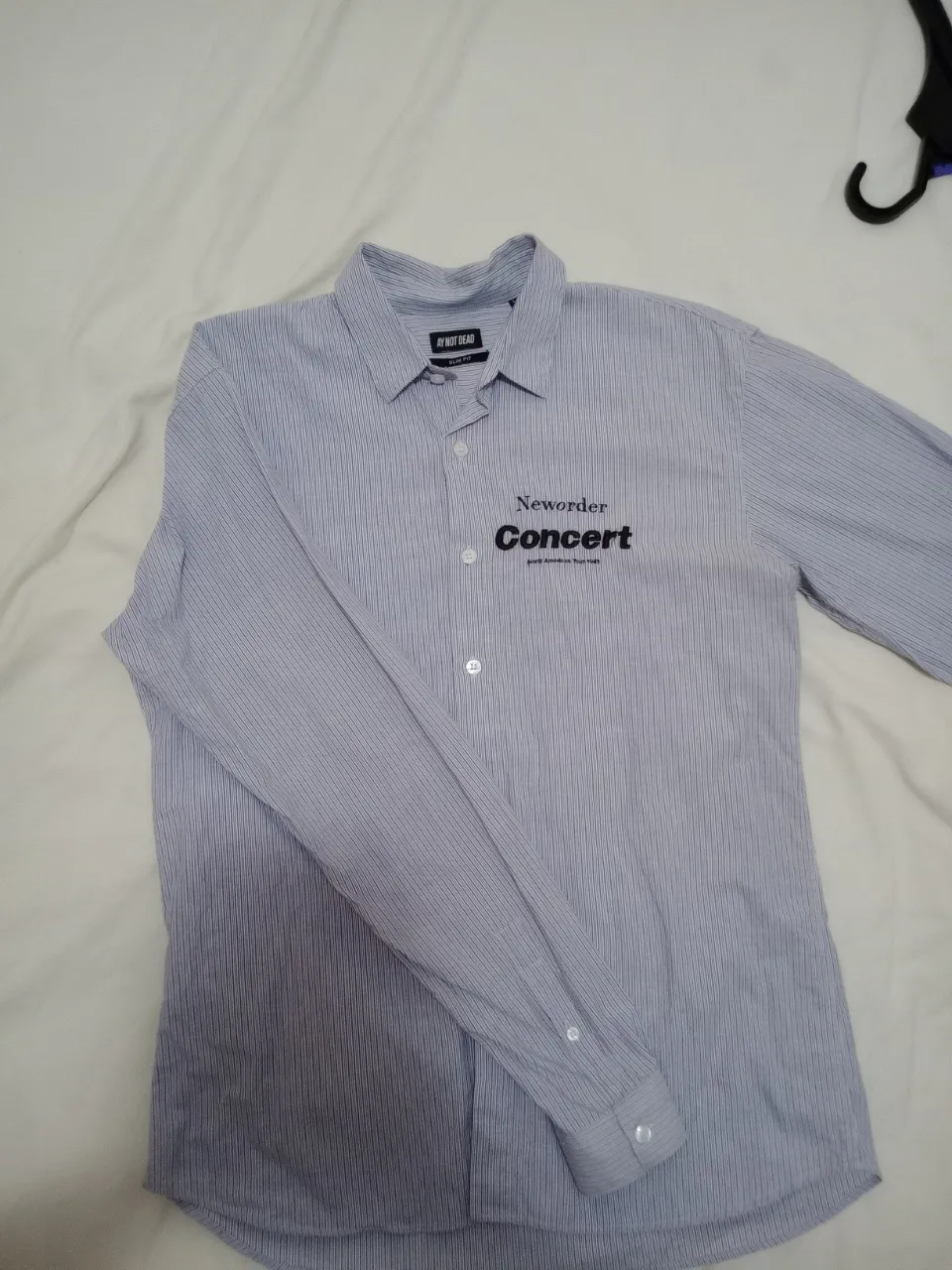 Camisa a rayas finas de manga larga con botones al frente. Presenta un logo bordado en el pecho. Talle L slim fit
Medidas:
sisa: 54 cm
largo: 74 cm