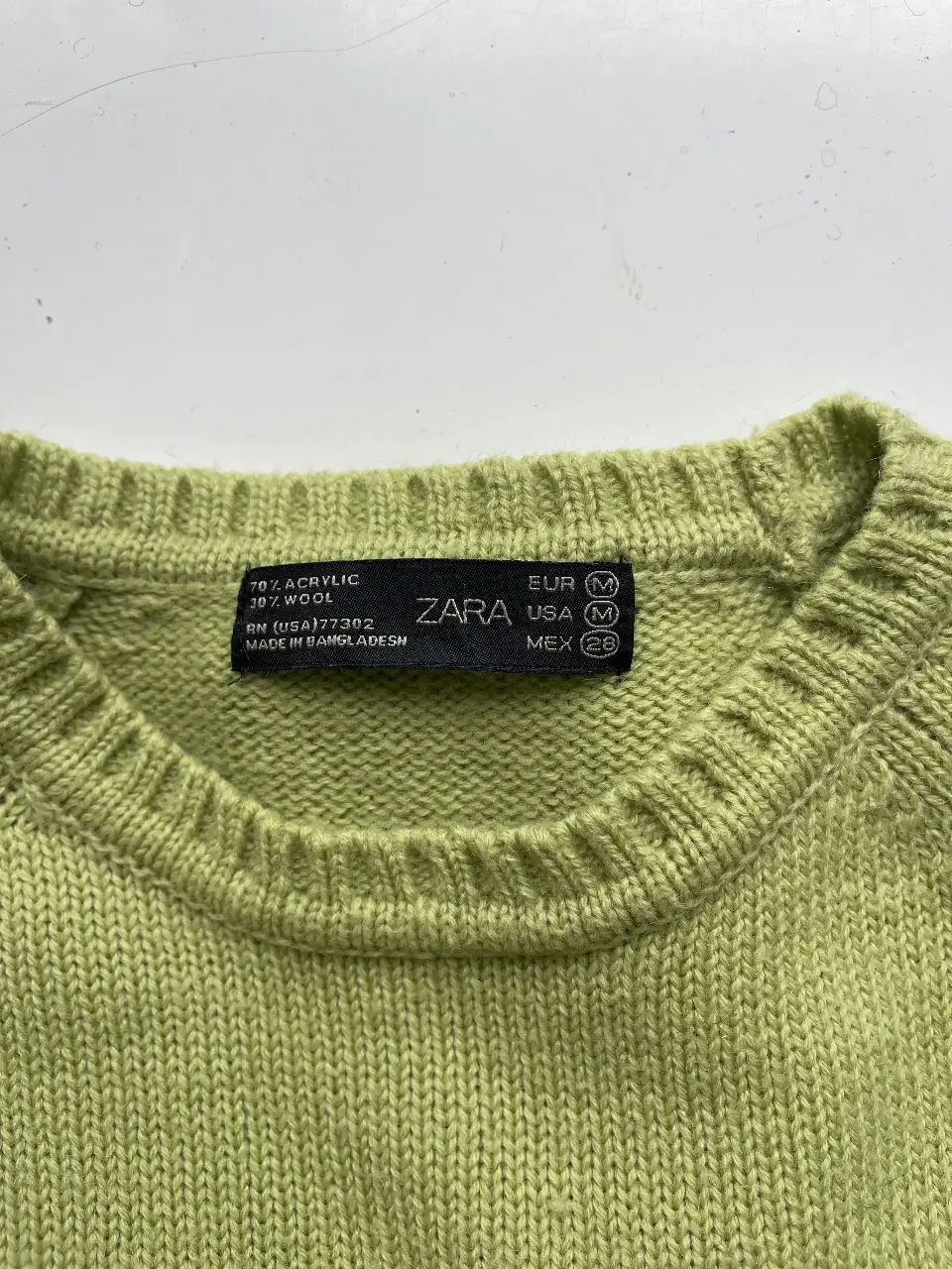 Sweater de lana verde, de la marca Zara, talle M. Ideal para un look casual y abrigado.