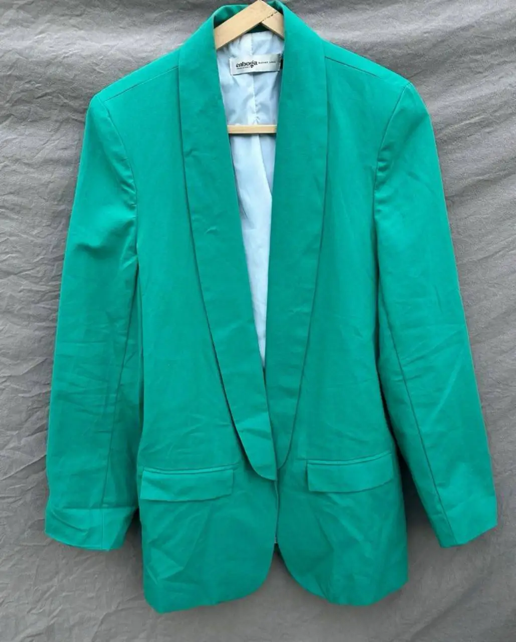 Blazer verde de la marca Enboga, con talle XXL. Ideal para un look elegante y moderno.