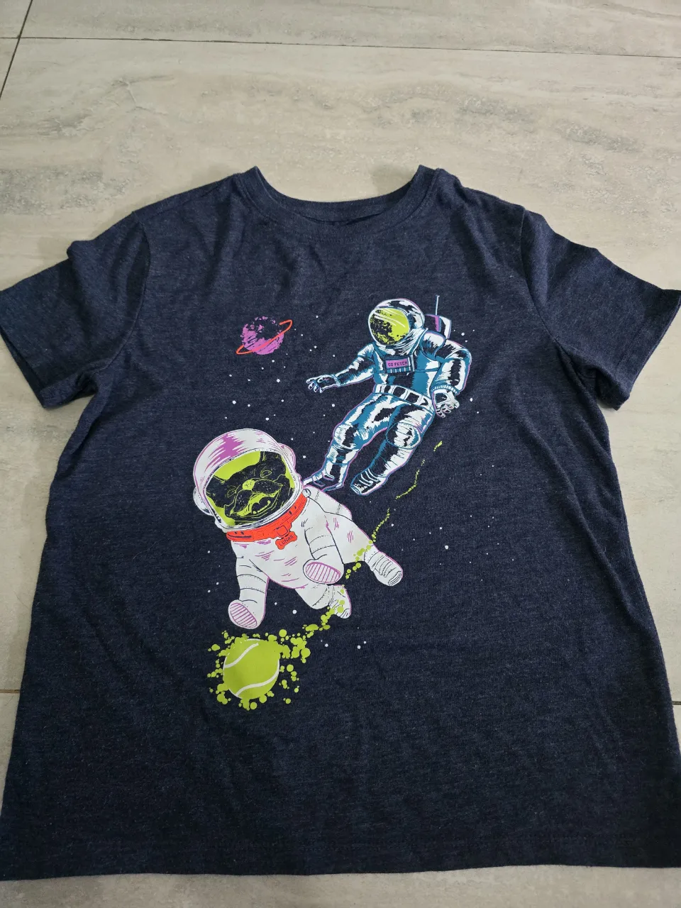 2 Remeras azules oscuro con estampa de astronautas y un gato en el espacio. Ideal para los fanáticos de la ciencia ficción y los animales. Perfecta para un look casual y divertido.