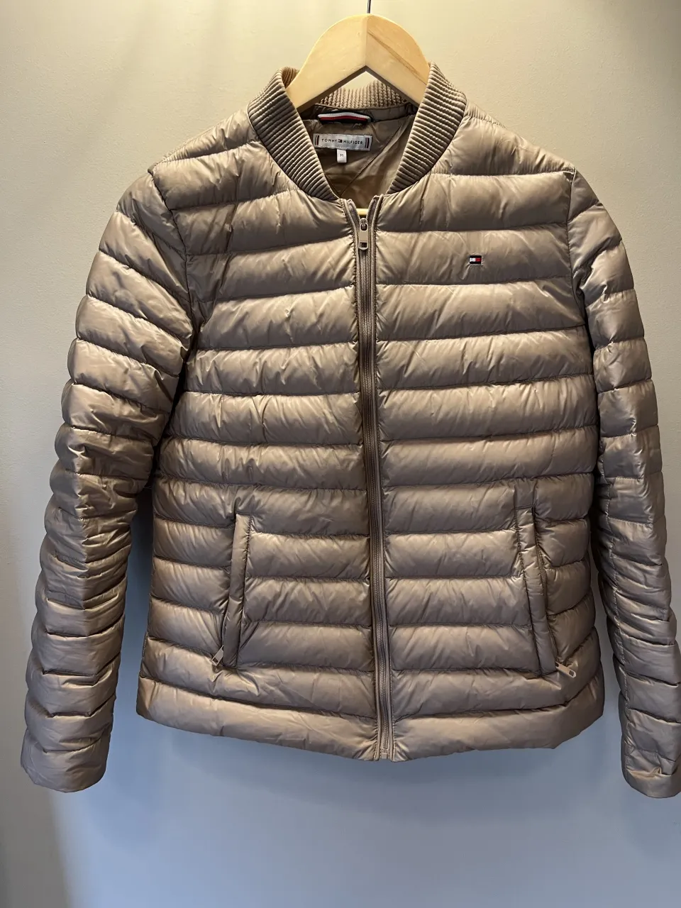 Campera acolchada con cuello redondo y cierre al frente. Posee bolsillos laterales con cierre.