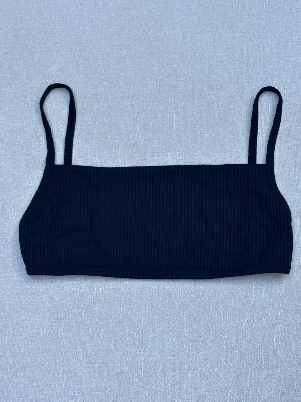 Top negro de morley con breteles finos y escote cuadrado. Ideal para un look casual o deportivo.