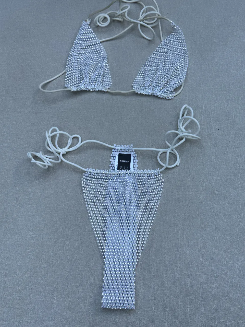 ¡Luce deslumbrante con este bikini de strass plateado! Perfecto para destacar en la playa o en una fiesta de verano. Su diseño único y brillante te hará brillar bajo el sol. ¡Ideal para sentirte glamorosa y a la moda!