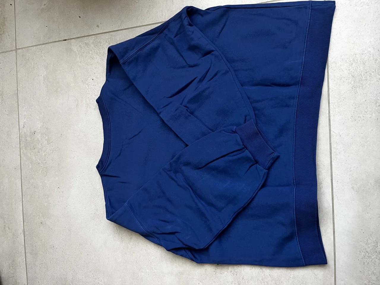 Buzo azul liso con puños y cintura elastizados.