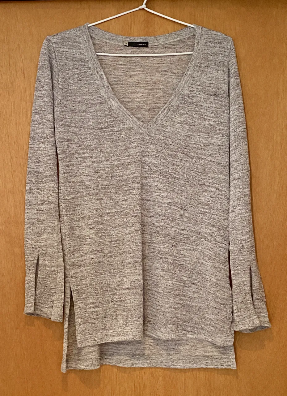 Remeron TUCCI de manga larga con escote en V y tajos laterales en cadera y puños. Gris melange.
Busto: 85 cm
Cadera: 90 cm