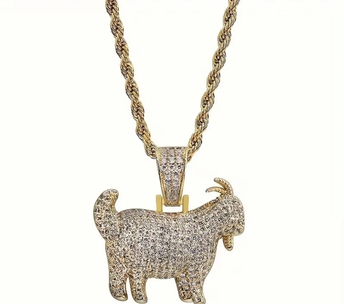 Cadena dorada con dije de cabra (chivo) cubierto de strass. El dije tiene detalles en relieve en la cabeza y la cola.