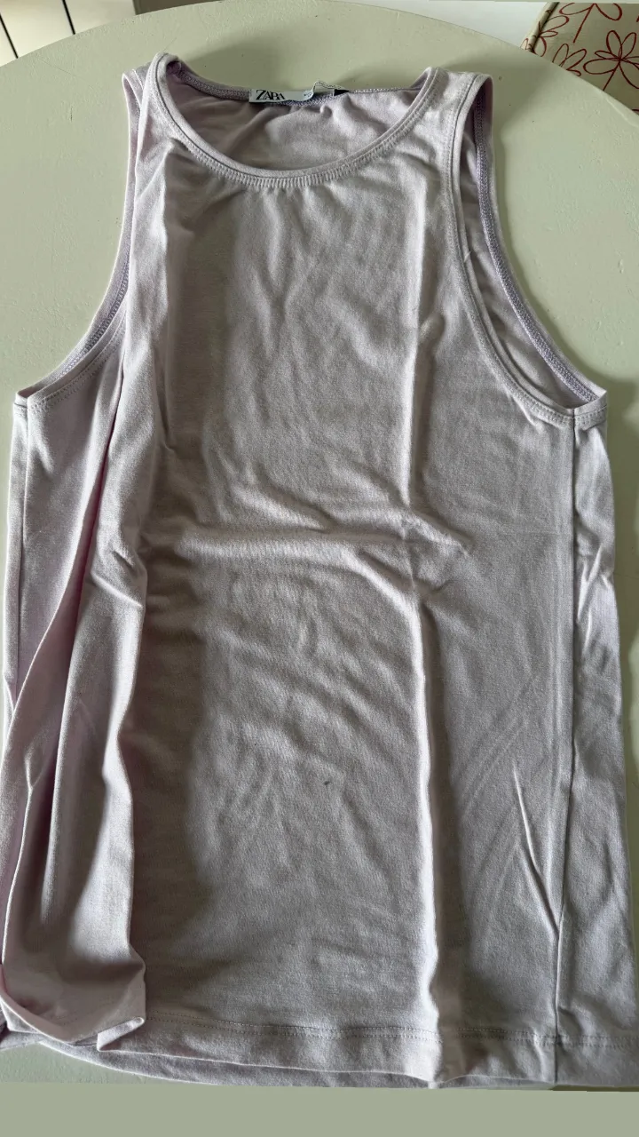 Musculosa básica de color lila, ideal para el día a día o para combinar con otras prendas.