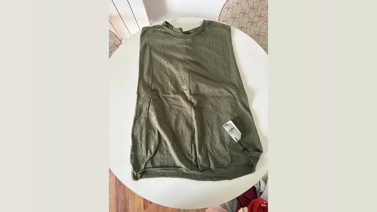 Musculosa de tejido liviano, ideal para los días cálidos. Su diseño versátil la hace perfecta para combinar con jeans o shorts, brindando un look casual y fresco.