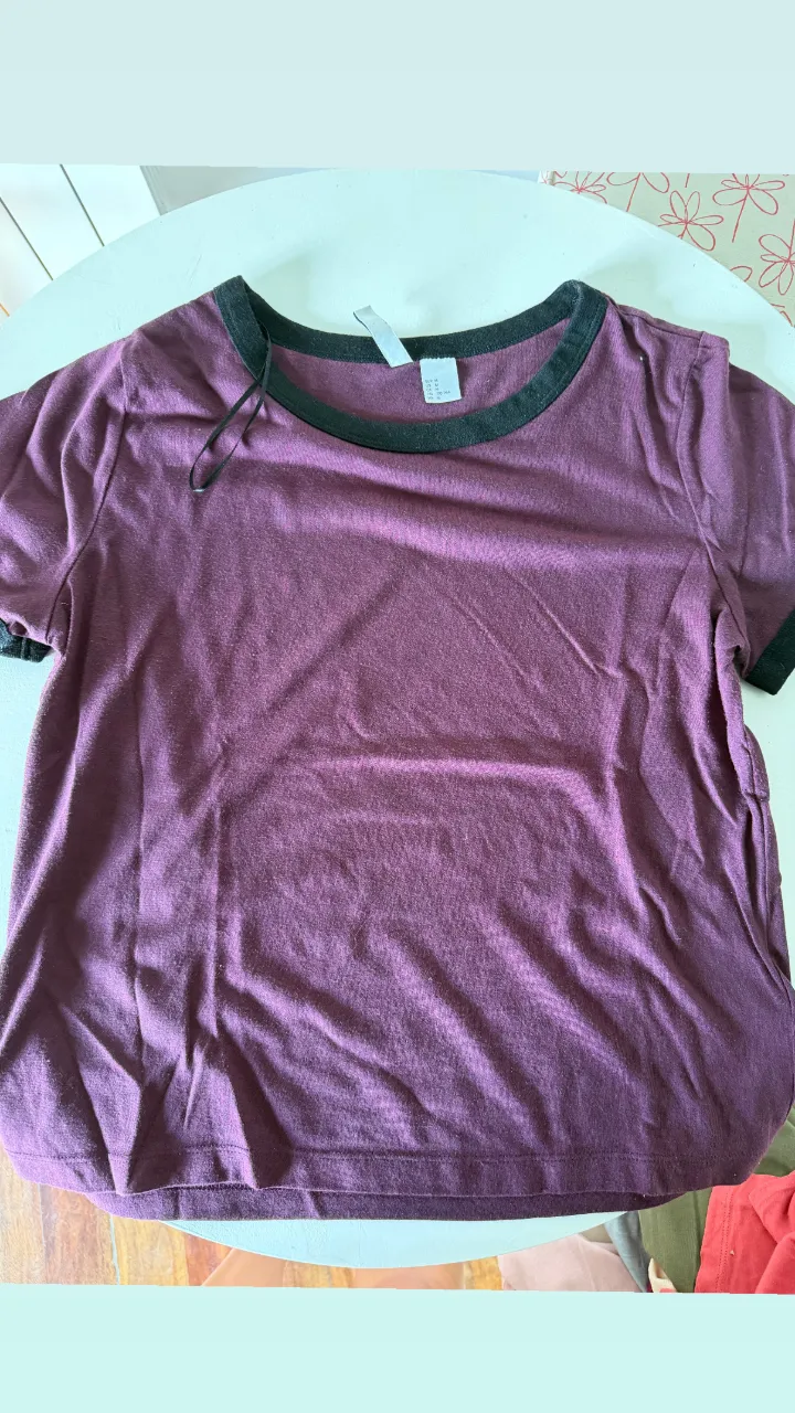 Remera de algodón color uva con cuello y mangas en negro. Un básico canchero para el día a día.