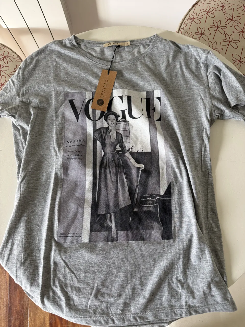 Remera gris de algodón con estampa "VOGUE" y una foto vintage de una mujer. Ideal para un look casual y moderno.