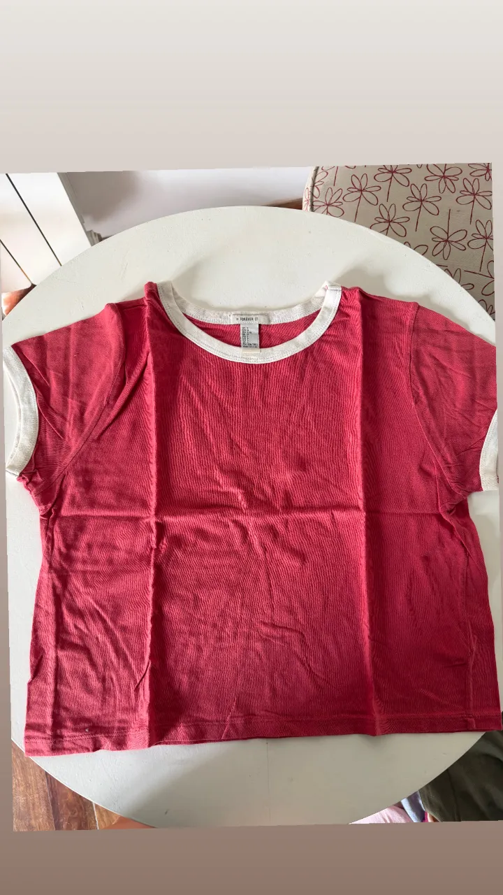 Remera manga corta de algodón, con cuello y mangas en color blanco. Ideal para un look casual y cómodo.