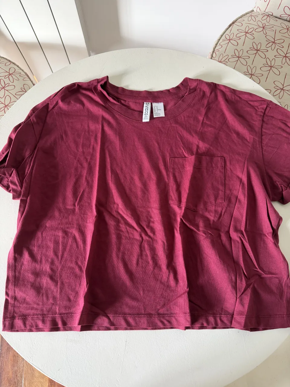 Remera de algodón color bordó, con bolsillo en el frente y mangas cortas. Ideal para un look casual y cómodo.