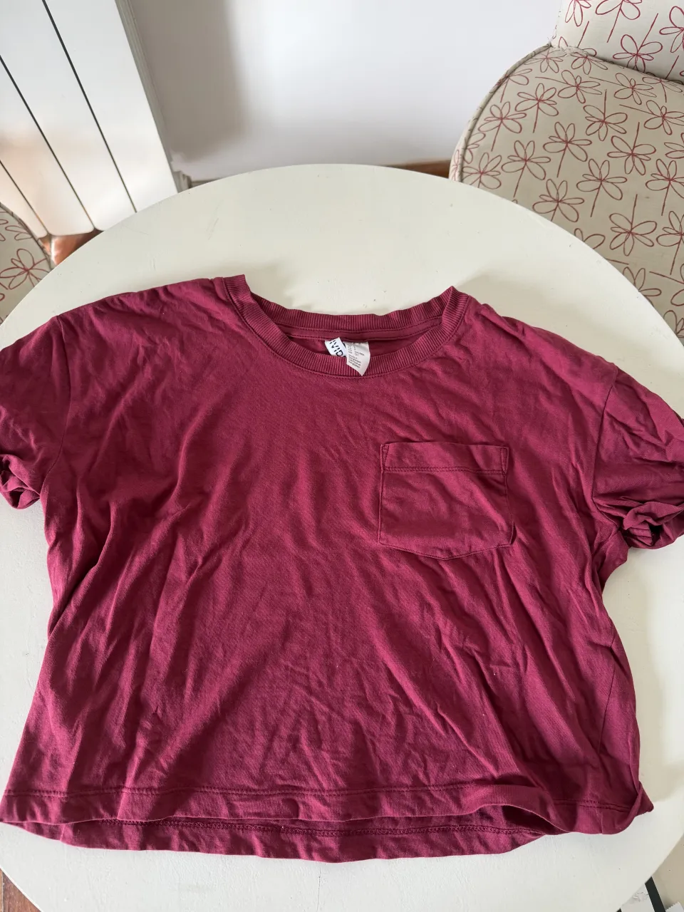 Remera de algodón color bordó, con bolsillo en el pecho y cuello redondo. Ideal para un look casual y cómodo.