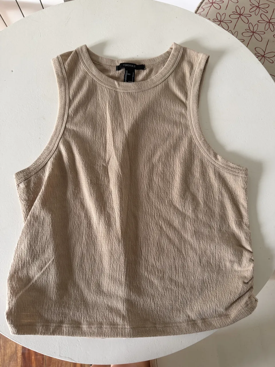 Musculosa de morley color tiza, con detalles fruncidos a los costados. Perfecta para un look casual y cómodo.