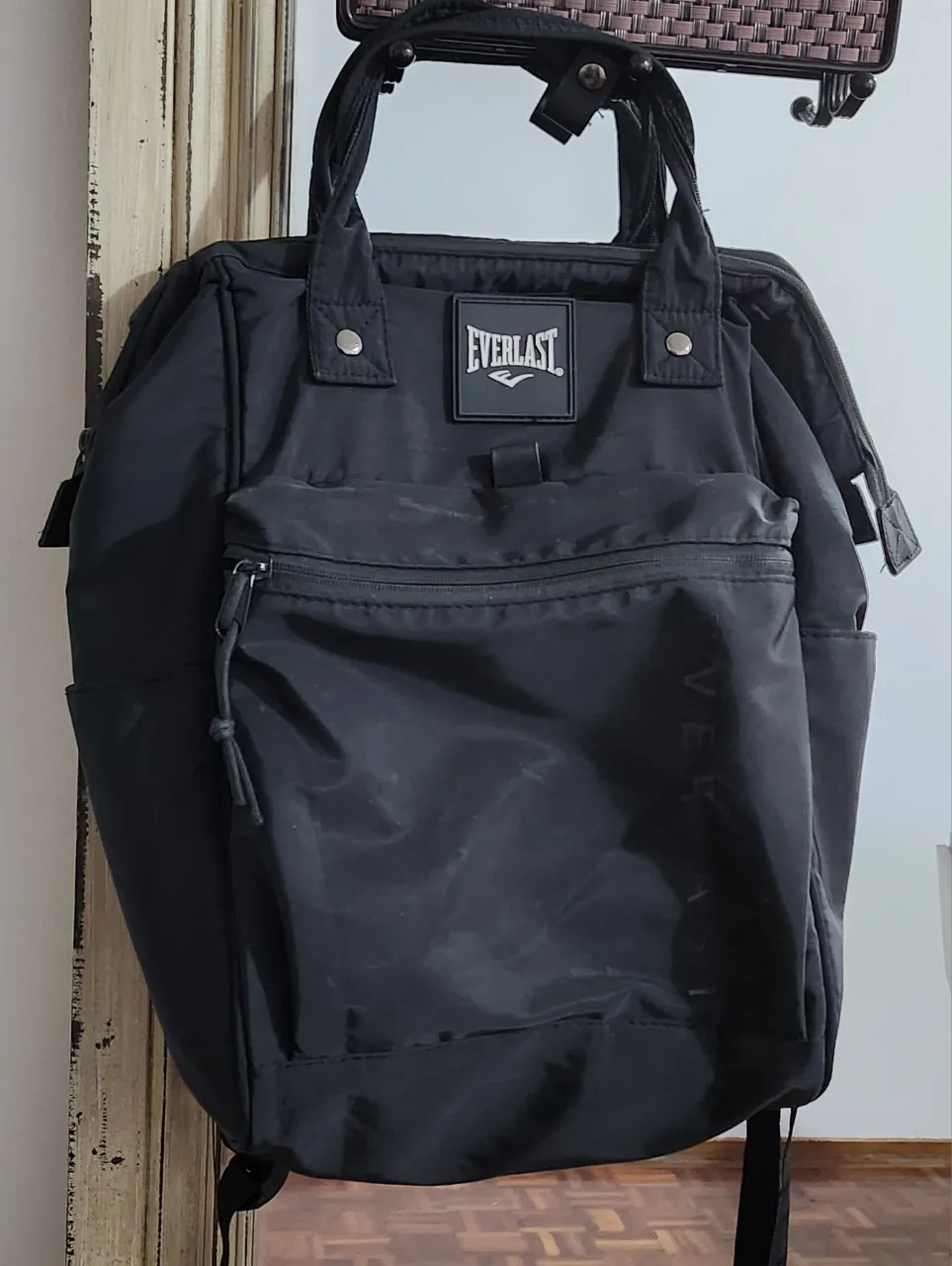 Mochila negra marca Everlast, ideal para el día a día o para llevar tus cosas al gimnasio. Tiene varios compartimentos para organizar todo y correas acolchadas para mayor comodidad.
