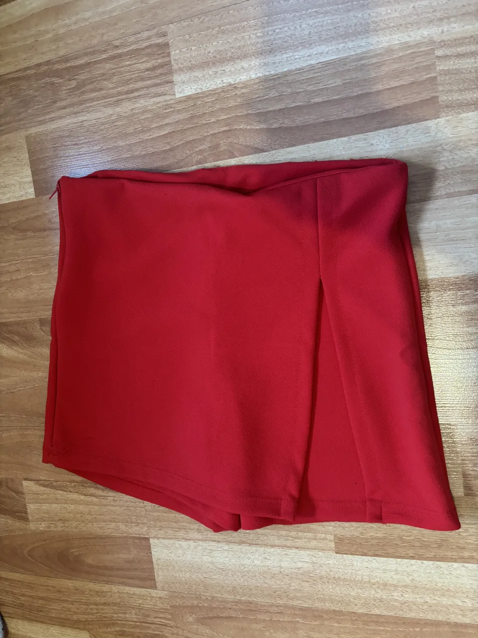 Skort de color rojo. Poseen cierre lateral.