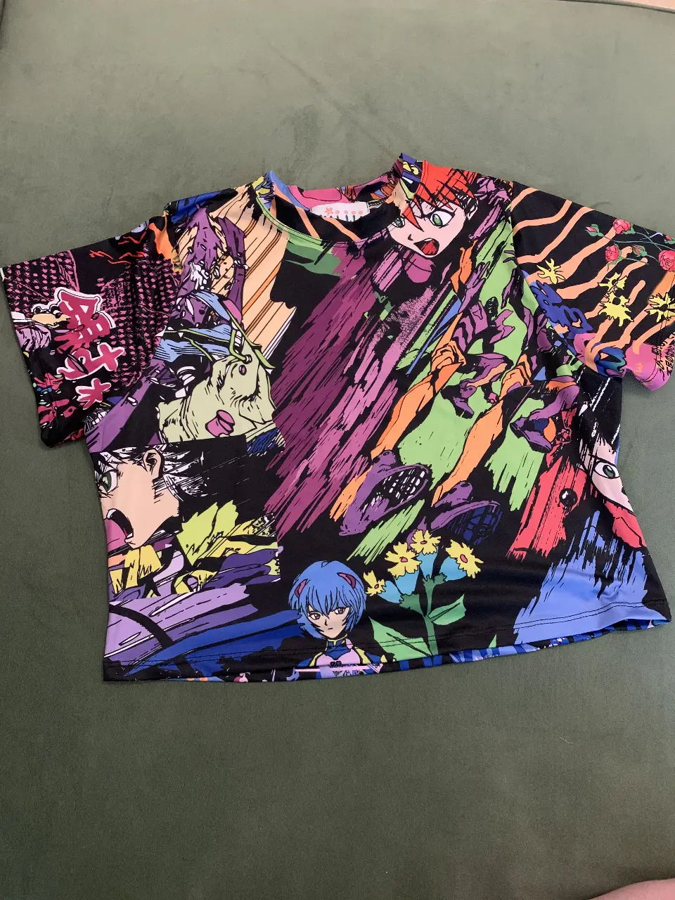 Remera manga corta con estampado vibrante de personajes de anime (Evangelion). Diseño artístico y llamativo, ideal para un look urbano y moderno. Confeccionada con materiales de calidad para mayor comodidad. Marca Kijjji. Edición limitada.