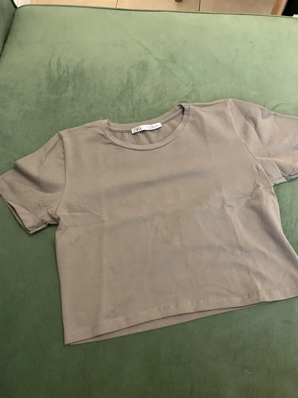 Remera de mujer Zara, color visón , talle XL, de algodón, ideal para un look casual. cuello redondo. crop. 