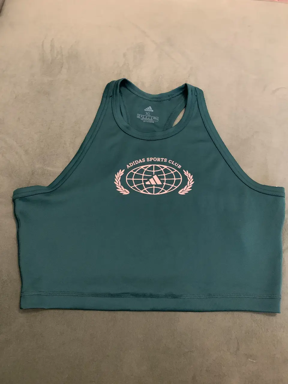 Top deportivo Adidas Sports Club en color verde, con logo estampado en blanco. Ideal para entrenamientos y actividades físicas. AEROREADY