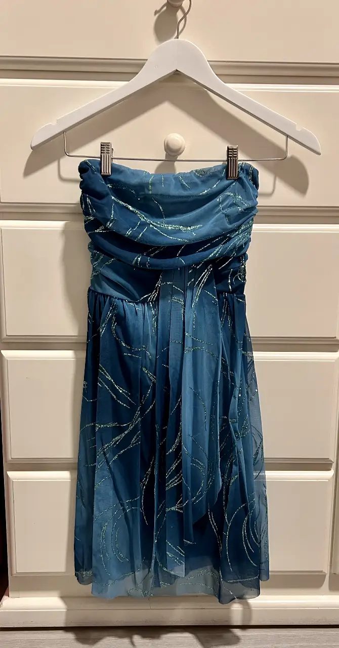 Vestido strapless azul con detalles brillantes. Ideal para fiestas y eventos especiales. Diseño elegante y moderno.