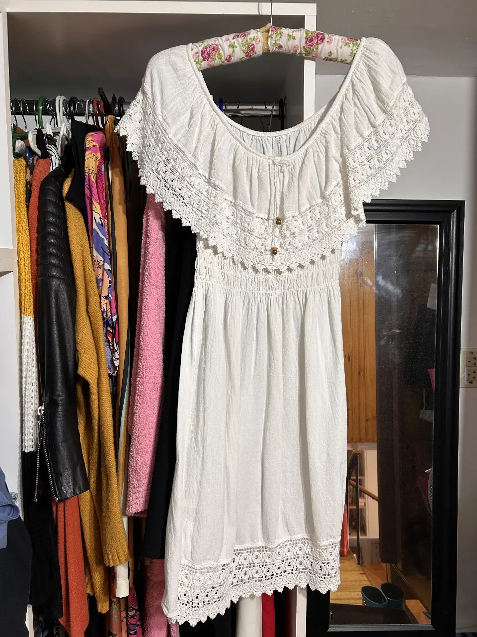 Vestido mini blanco con detalles de encaje y hombros descubiertos. Ideal para un look fresco y bohemio.