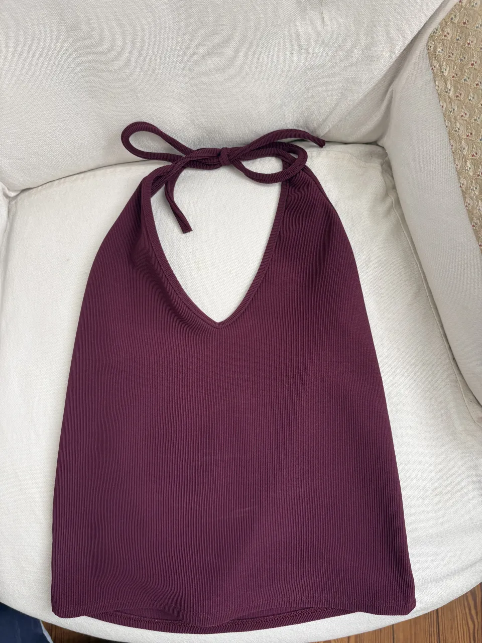 Top de morley con breteles finos y escote en V. Se ata en la nuca con un lazo. Espalda descubierta.