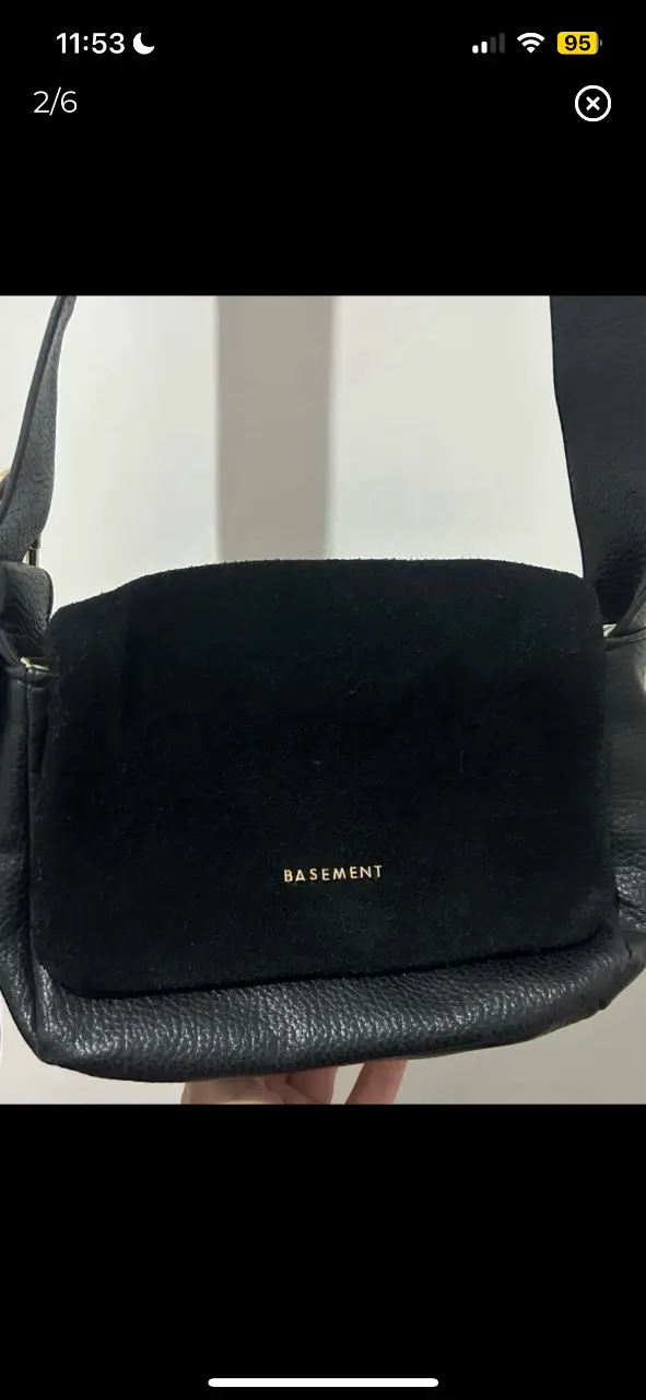 cartera basement usada en muy buen estado. de cuero sintético y gamuza. tiene algunos pequeños detalles de uso que se ven en fotos por eso el precio. se cierra con broche, no tiene cierre. ancho 21cm, profundidad 8cm, alto 15cm, largo total correa (se regula con la hebilla del costado) 132cm 